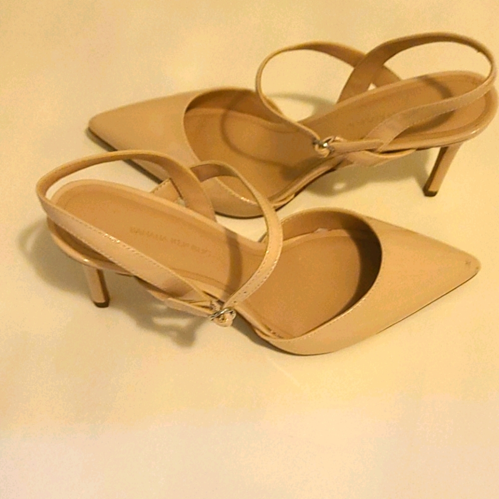 Woman heels ( (( Sold)))))))